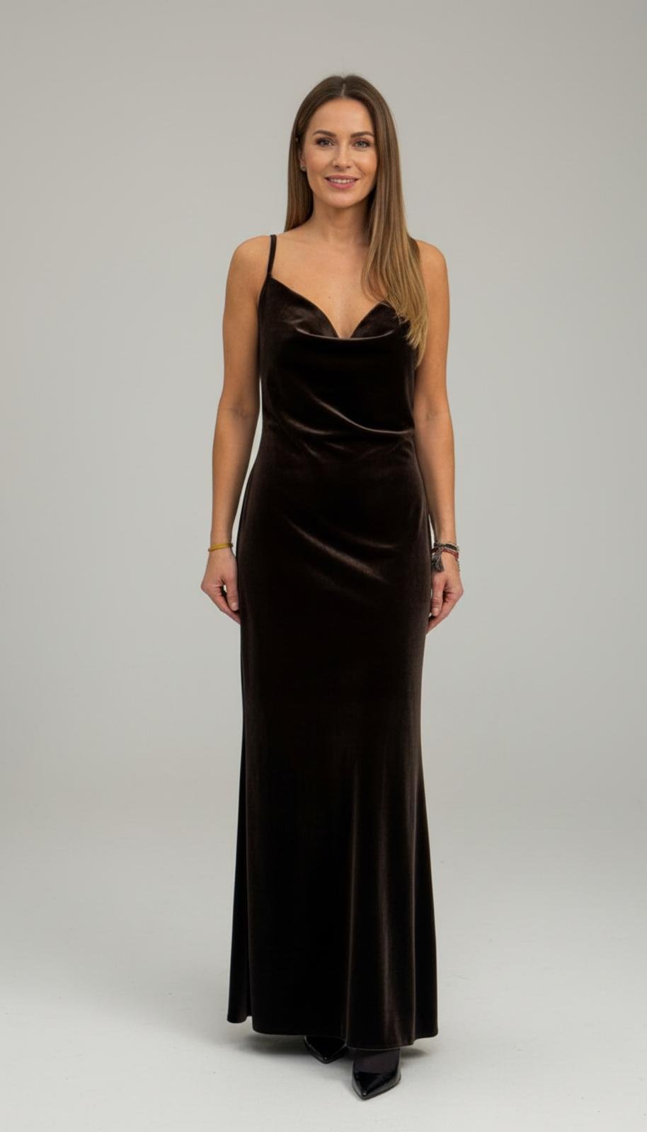 Skaista samta kleita kas izceļ siluetu