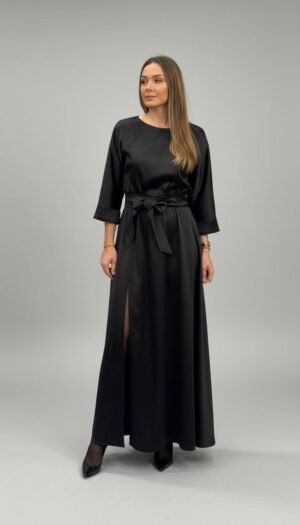 15 Skaista gara kleita ar šķēļumu, cena 178 eur, Melna krāsa