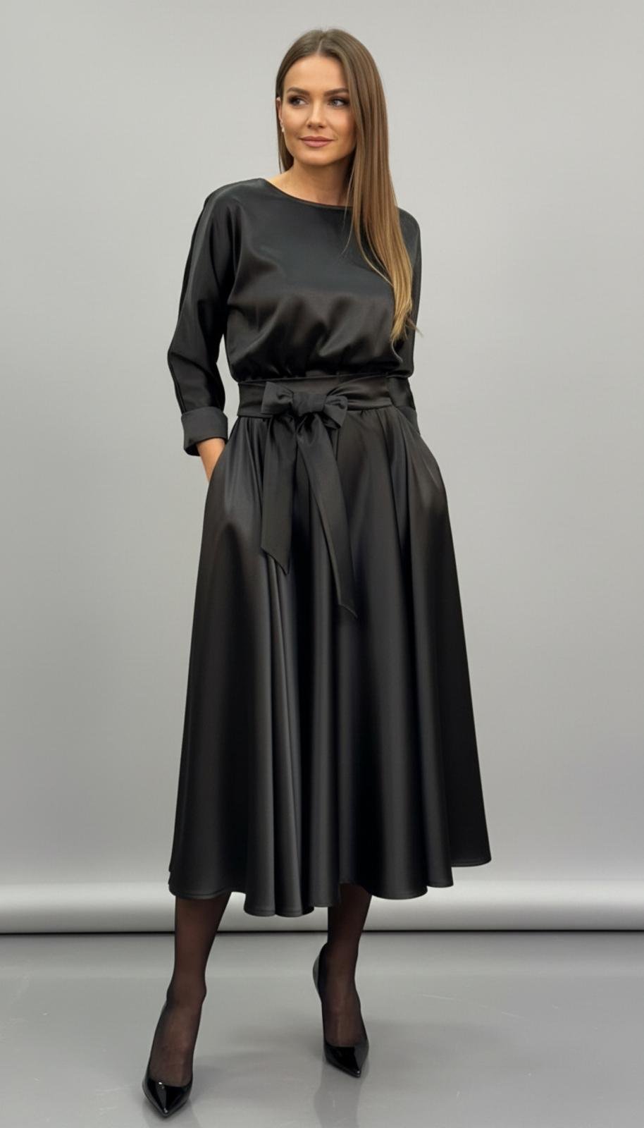 Kleita ar saulesgriezuma svārku daļu