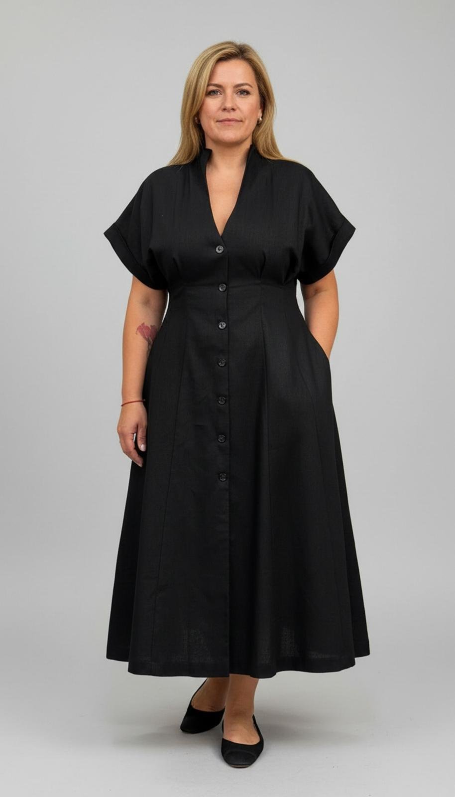 Lina kleita ar pogam , veido siluetu.