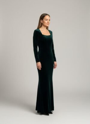 22 Zaļa samta kleita, slaidinoša, cena 198 eur