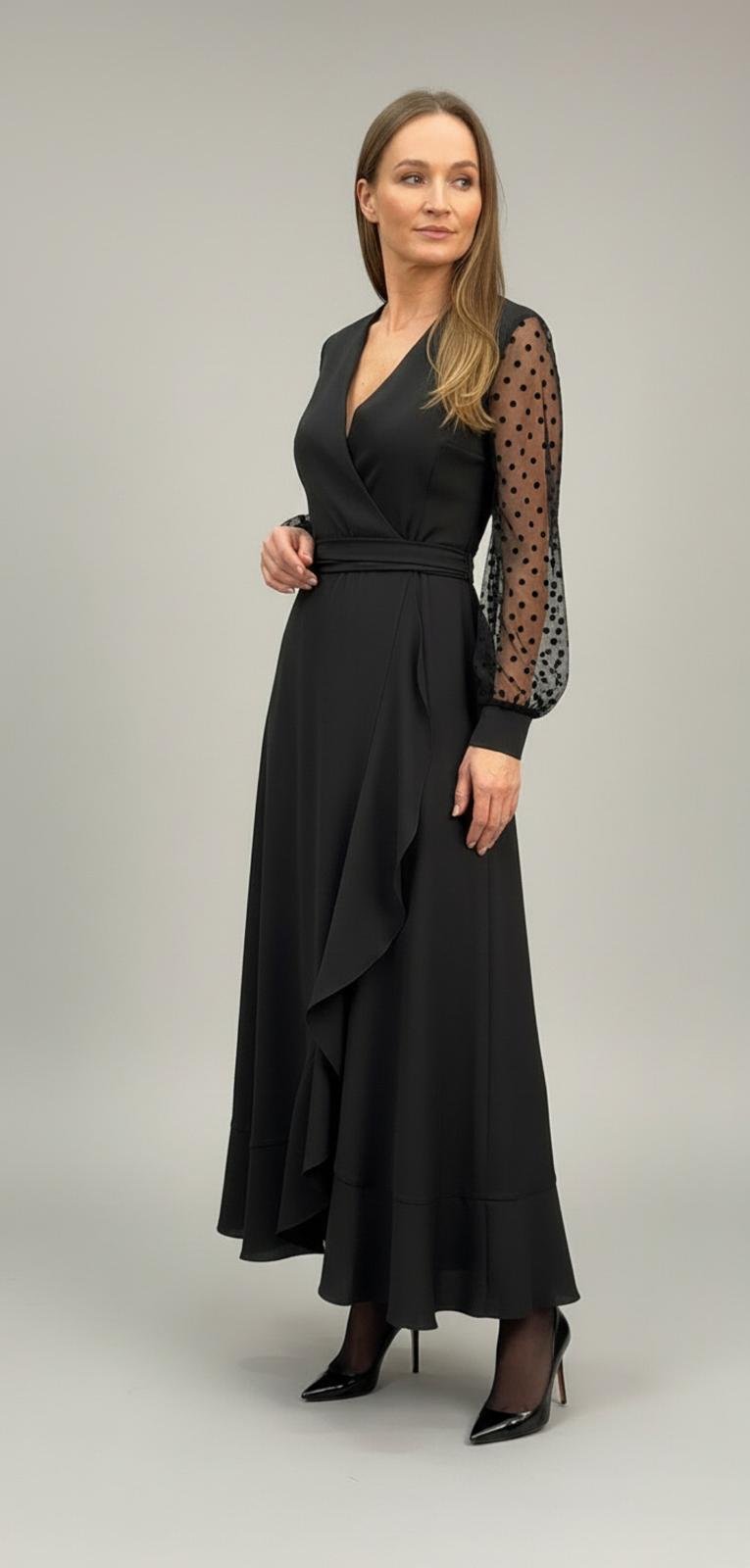 Melna kleita , rokas tills ar pumpiņām