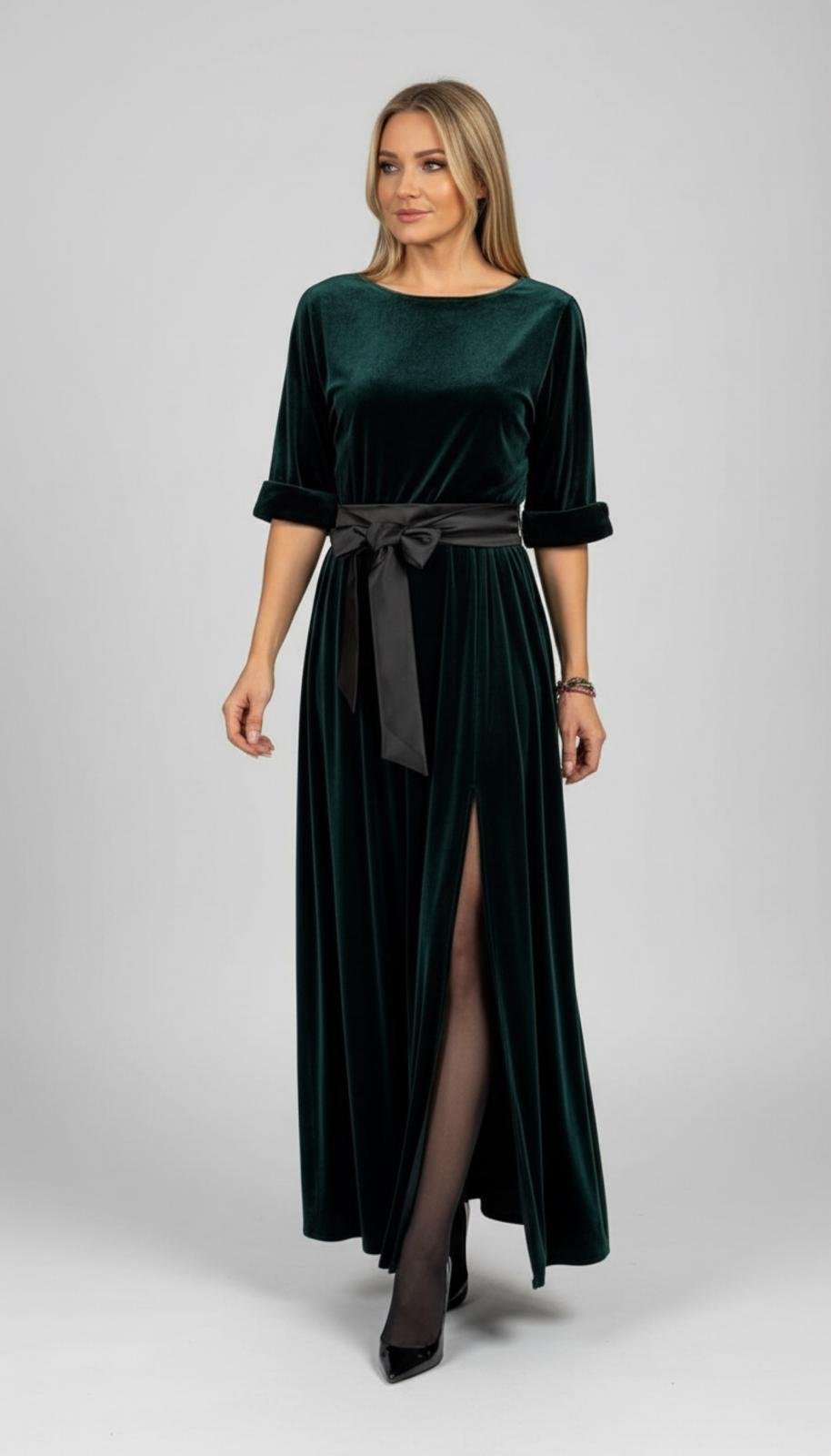 Kleita ar šķēļumu kas izceļ kāju, kleitai ir kabatas